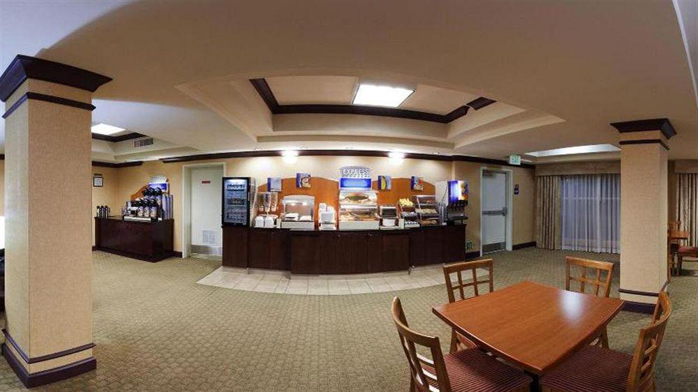 Express River Park Highway 41 By Ihg Hotel 3*
