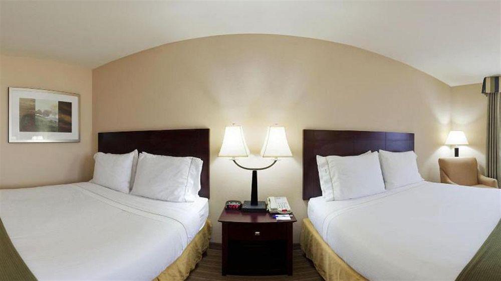 Hotel Express River Park Highway 41 By Ihg