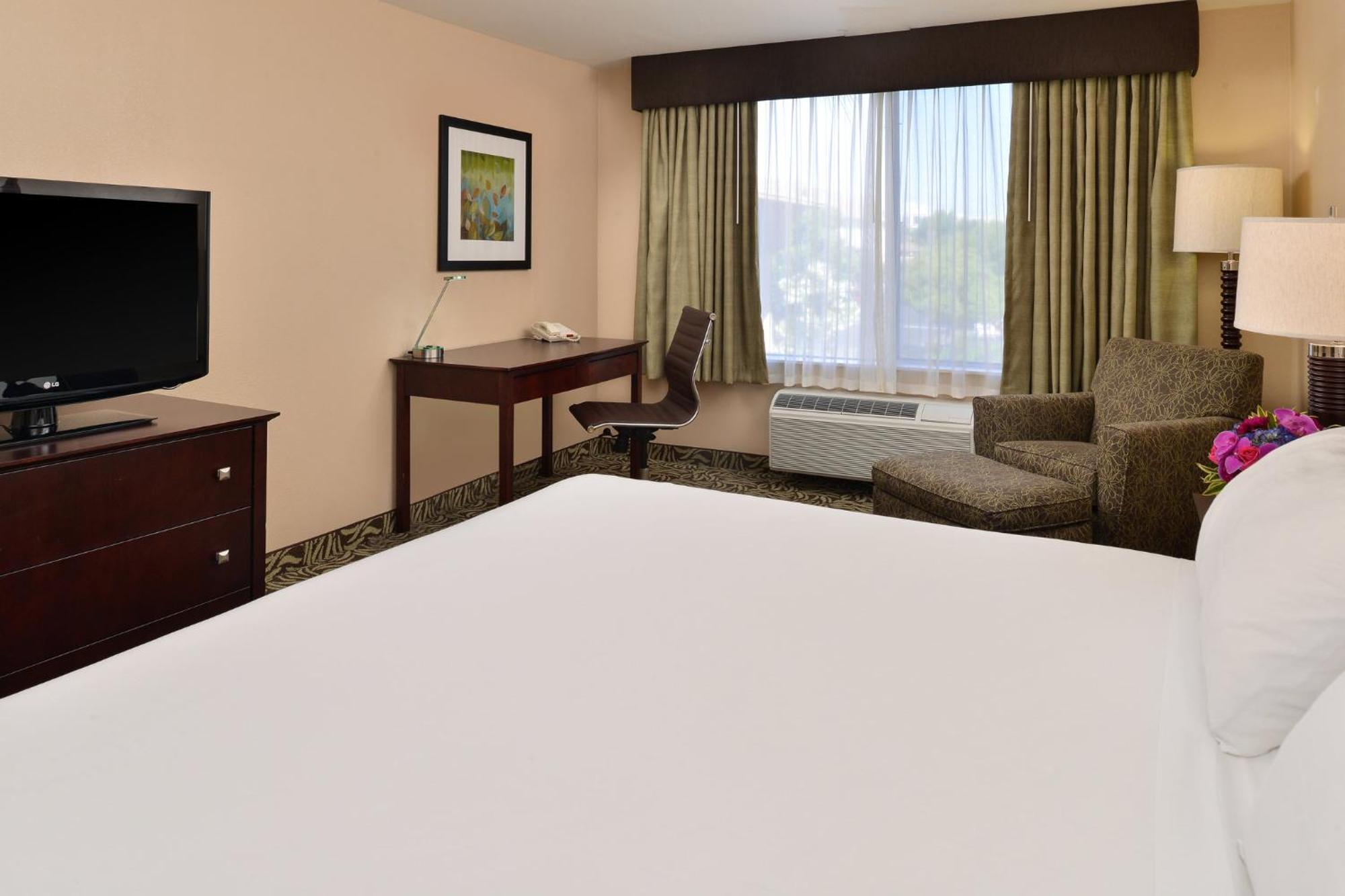 Express River Park Highway 41 By Ihg Hotel