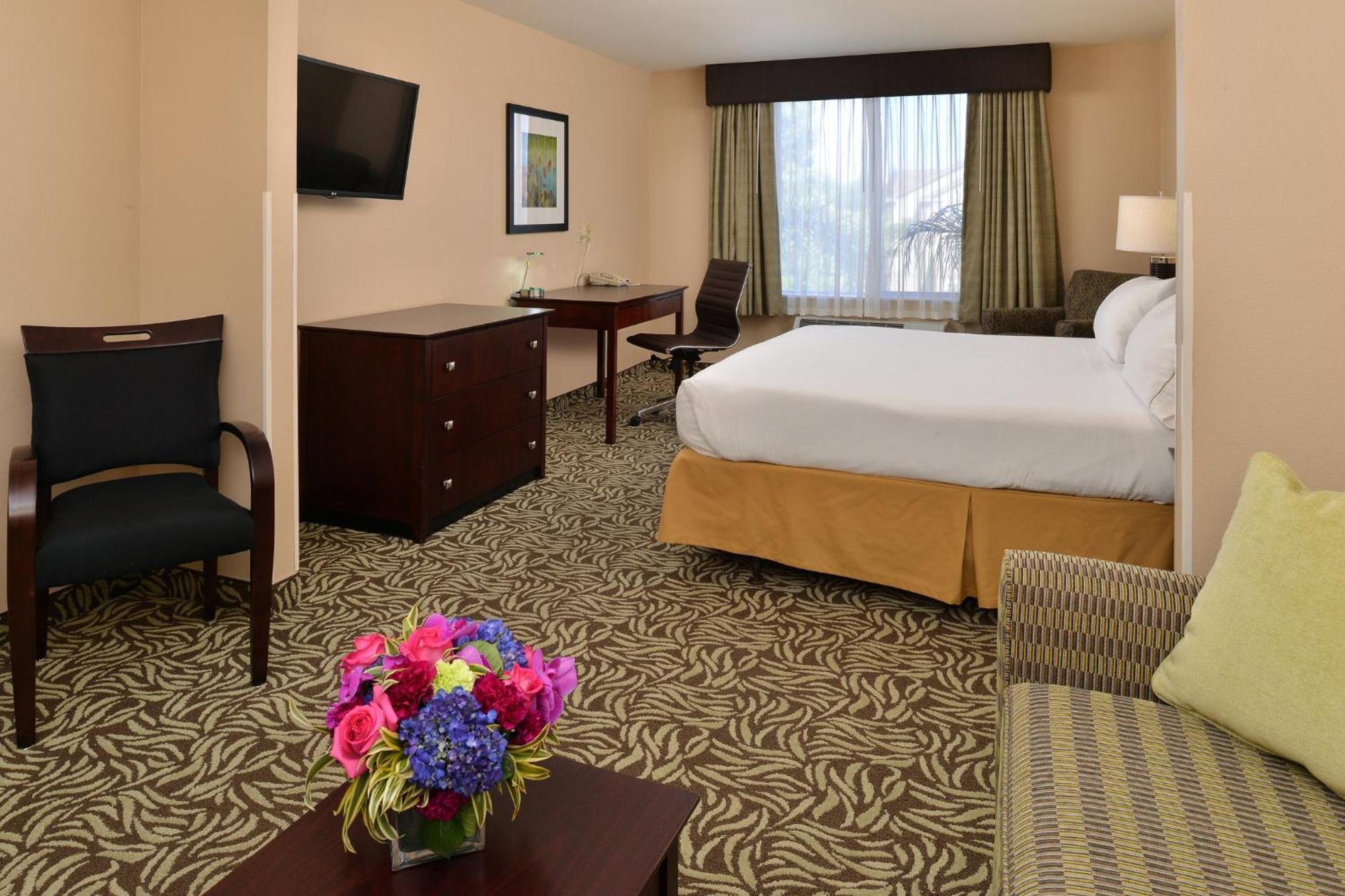 Express River Park Highway 41 By Ihg Hotel 3*