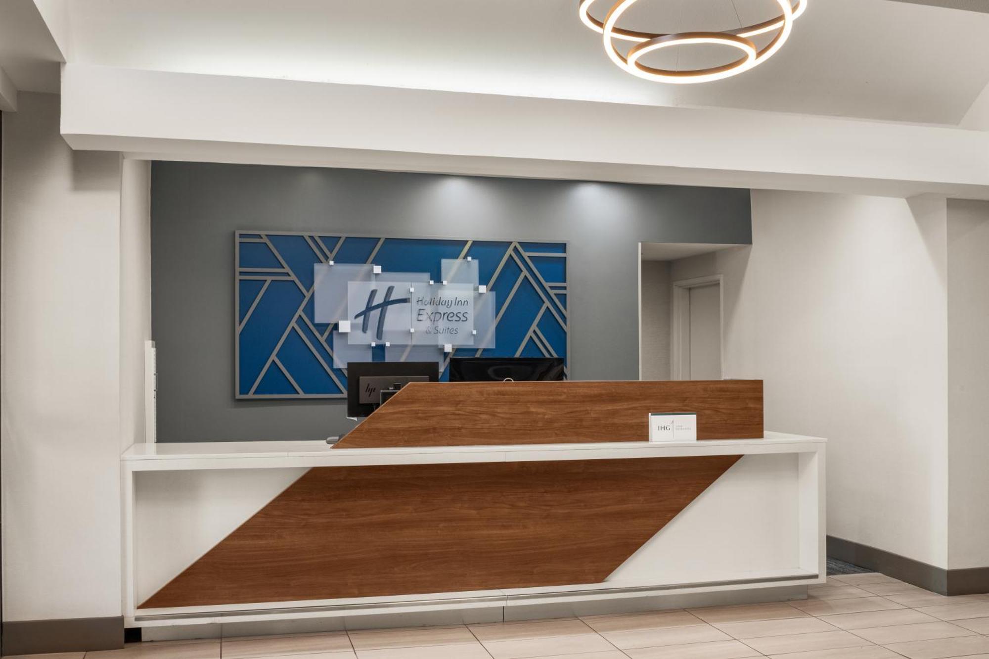 Express River Park Highway 41 By Ihg Hotel 3*
