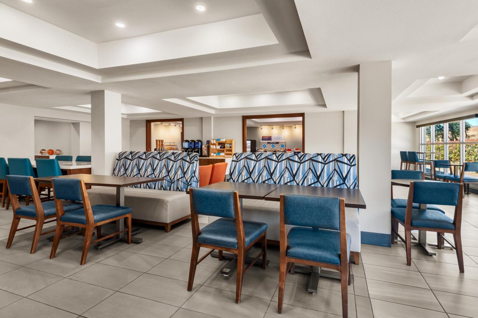 Express River Park Highway 41 By Ihg Hotel 3*