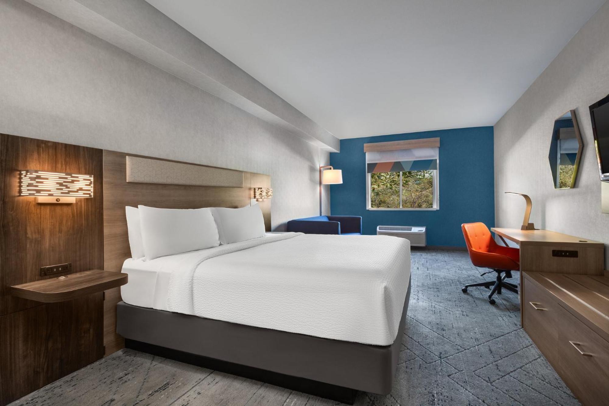 Express River Park Highway 41 By Ihg Hotel 3*