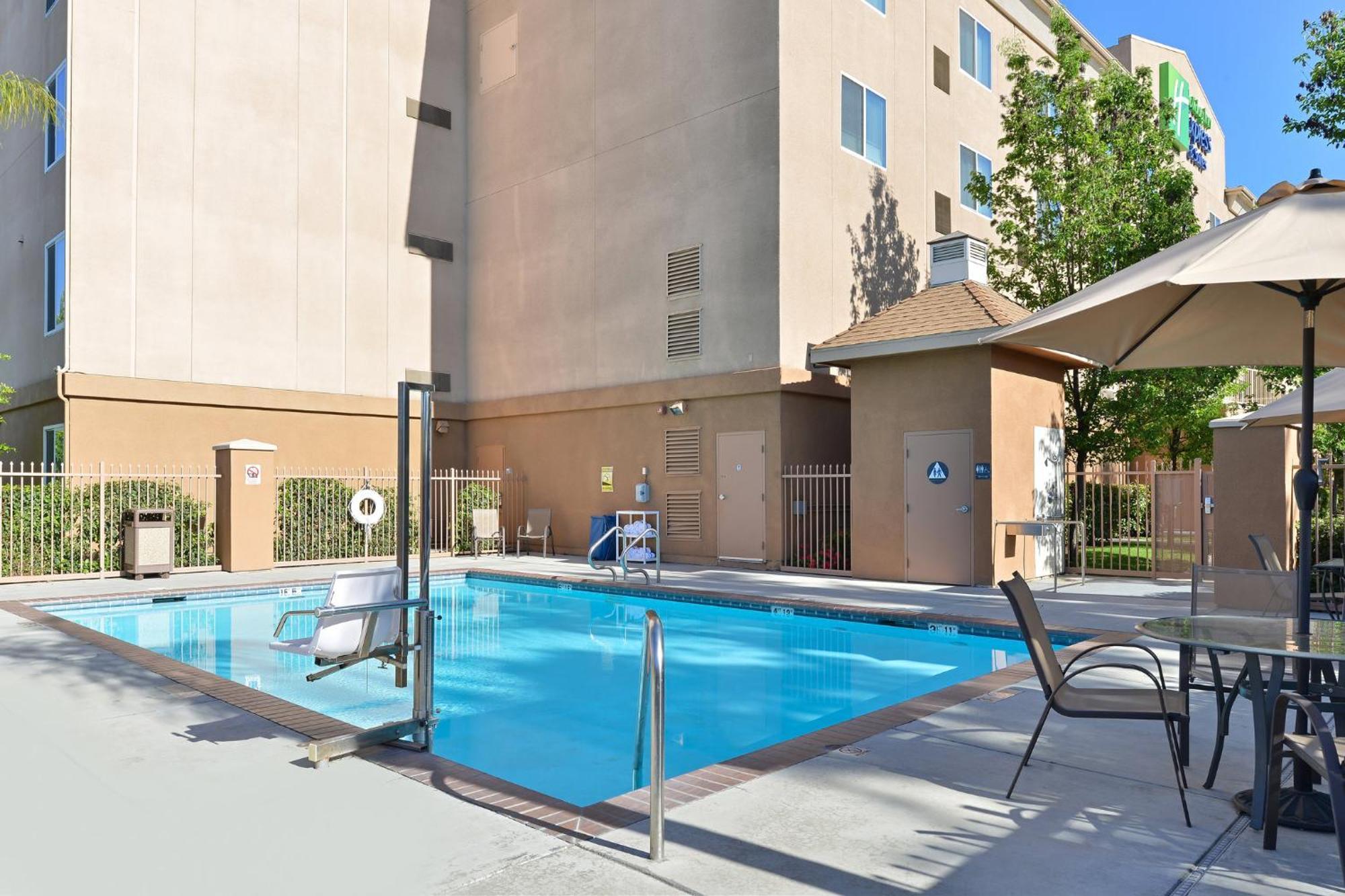 Hotel Express River Park Highway 41 By Ihg 3*