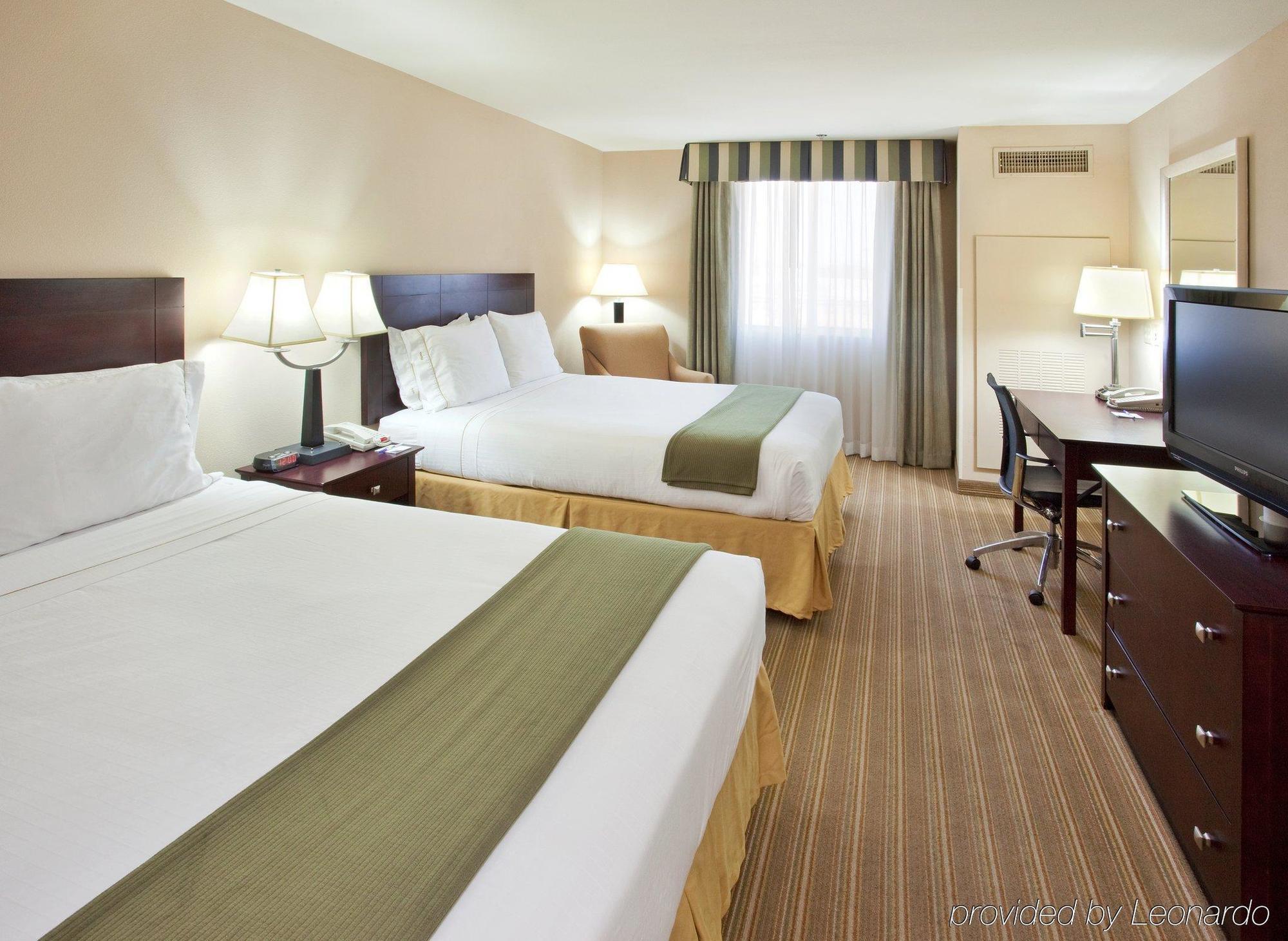 Hotel Express River Park Highway 41 By Ihg 3*