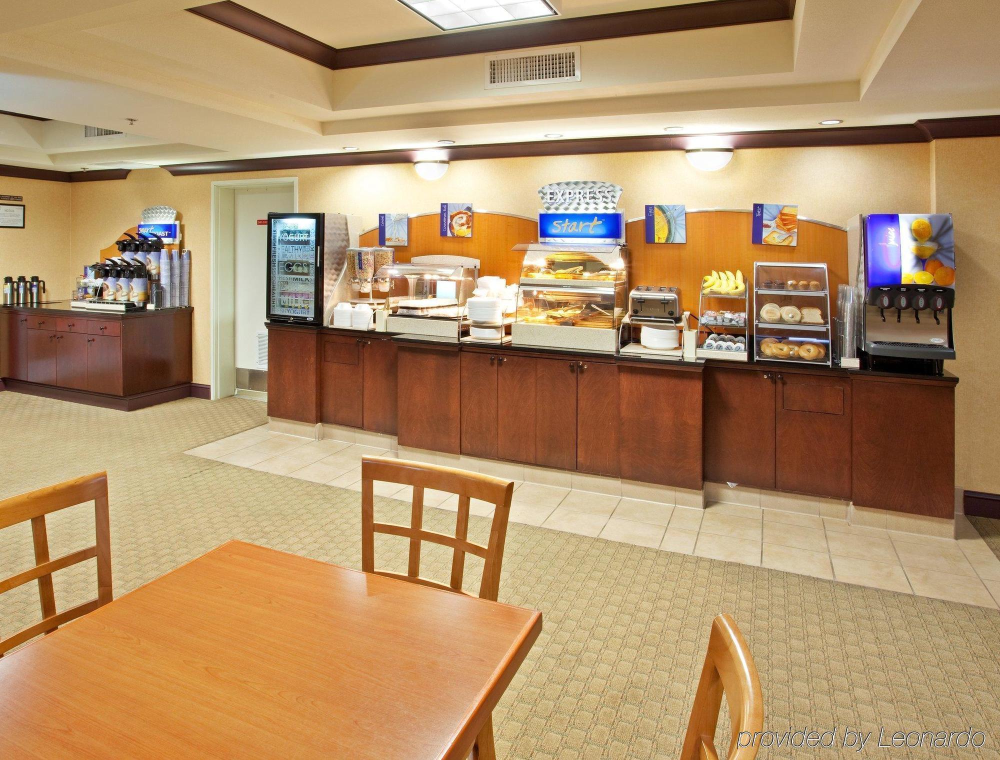 Hotel Express River Park Highway 41 By Ihg 3*